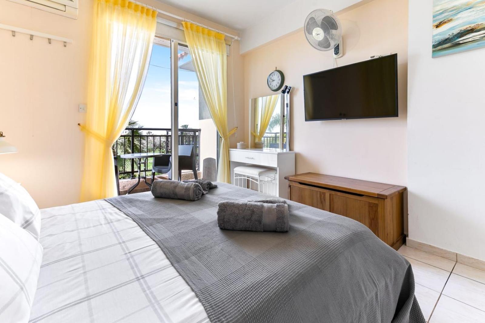 Sunny View - A Stunning Apartment With Private Rooftop Paphos Bagian luar foto