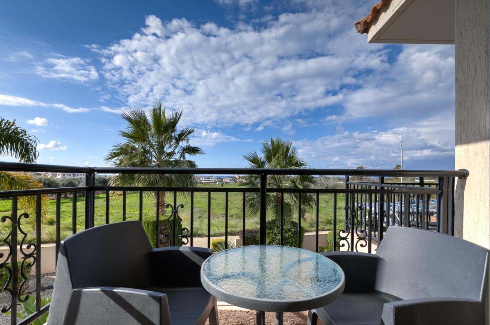 Sunny View - A Stunning Apartment With Private Rooftop Paphos Bagian luar foto