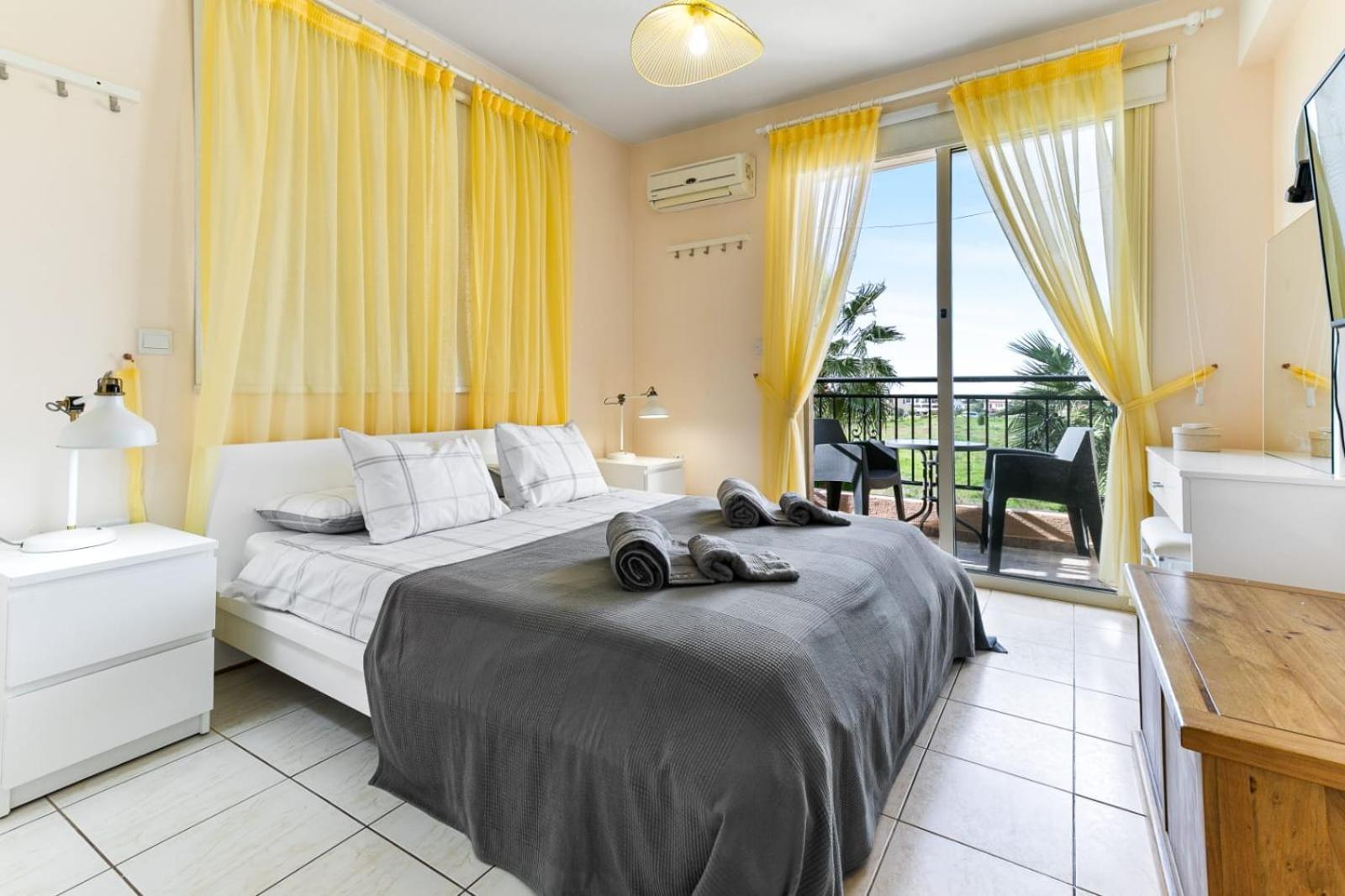Sunny View - A Stunning Apartment With Private Rooftop Paphos Bagian luar foto