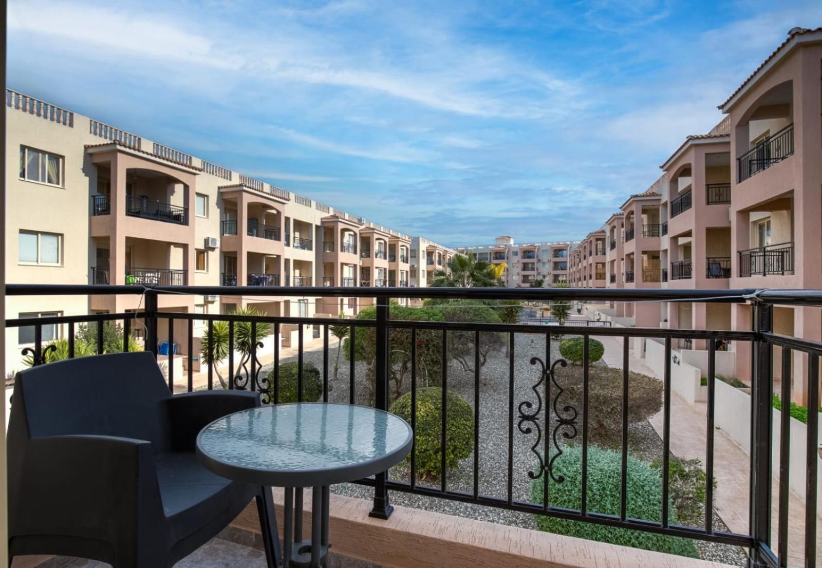 Sunny View - A Stunning Apartment With Private Rooftop Paphos Bagian luar foto