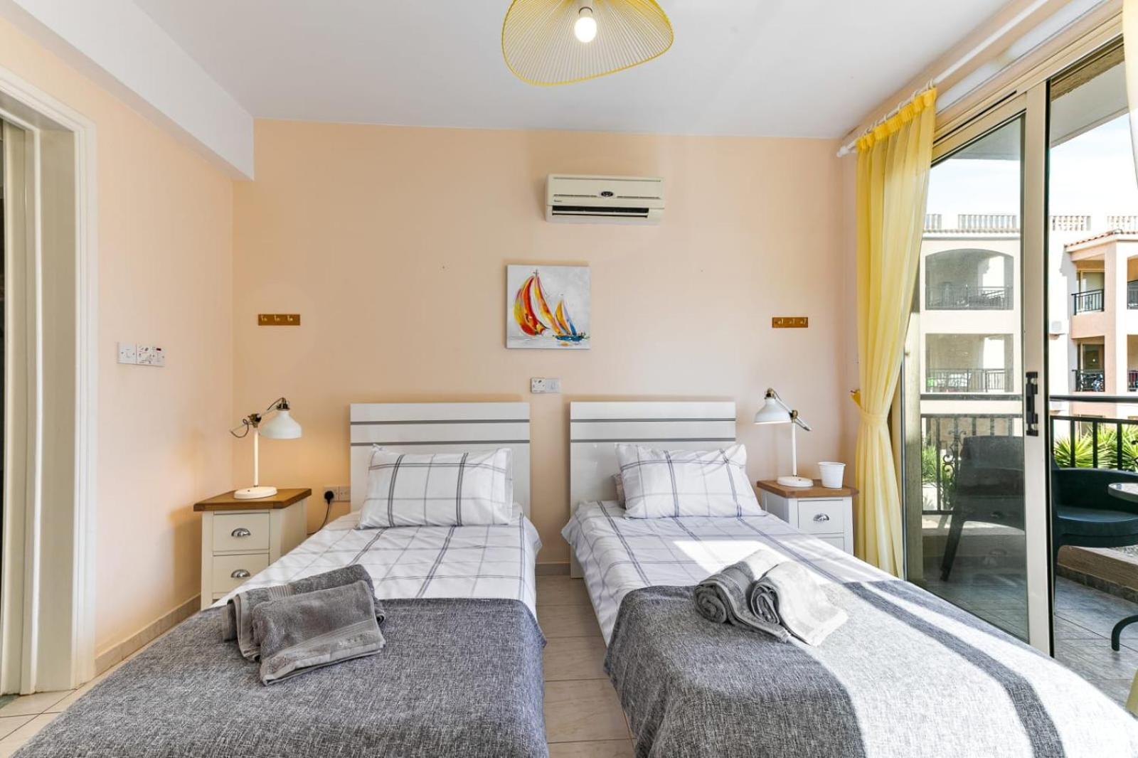 Sunny View - A Stunning Apartment With Private Rooftop Paphos Bagian luar foto