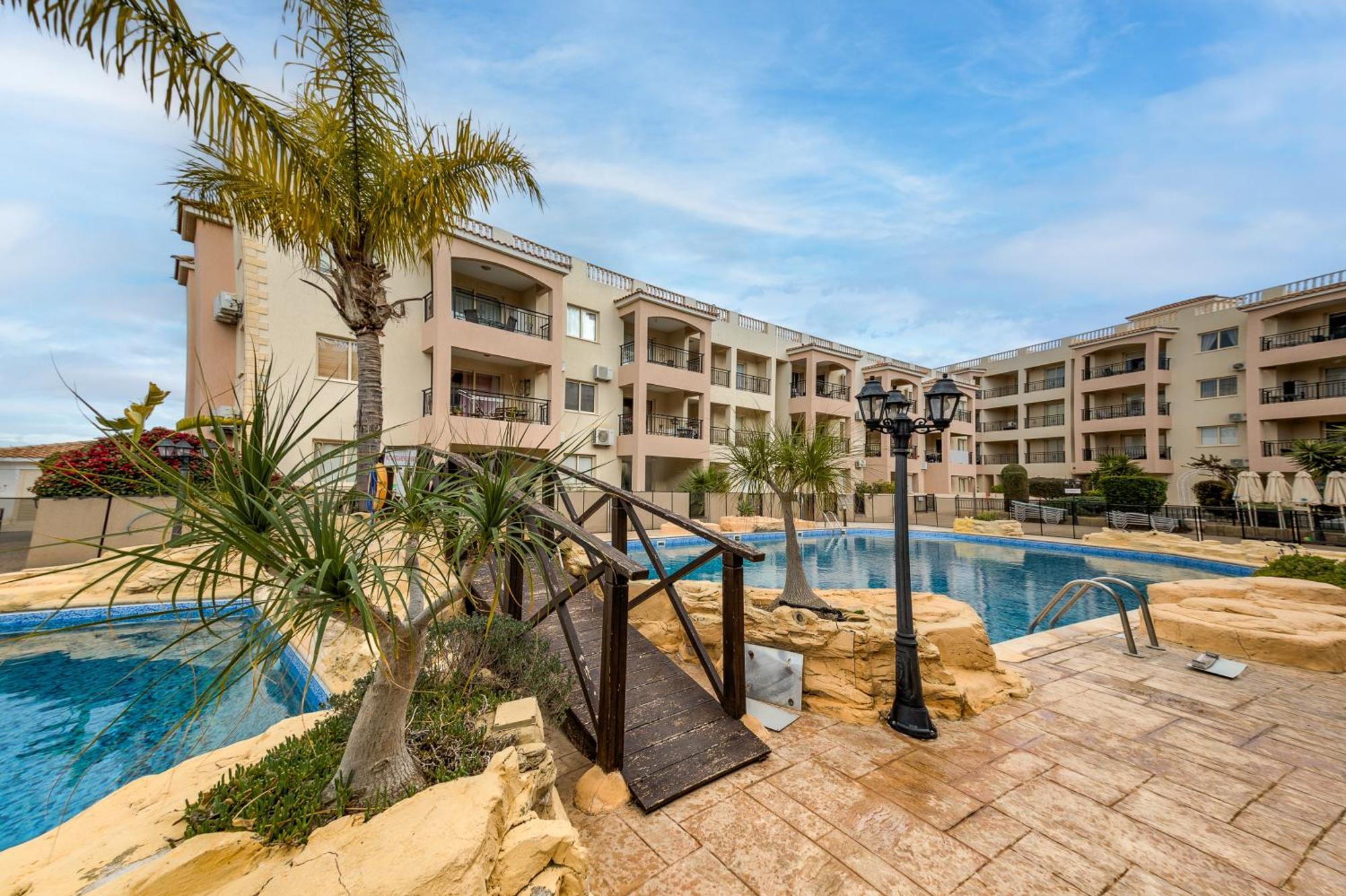 Sunny View - A Stunning Apartment With Private Rooftop Paphos Bagian luar foto