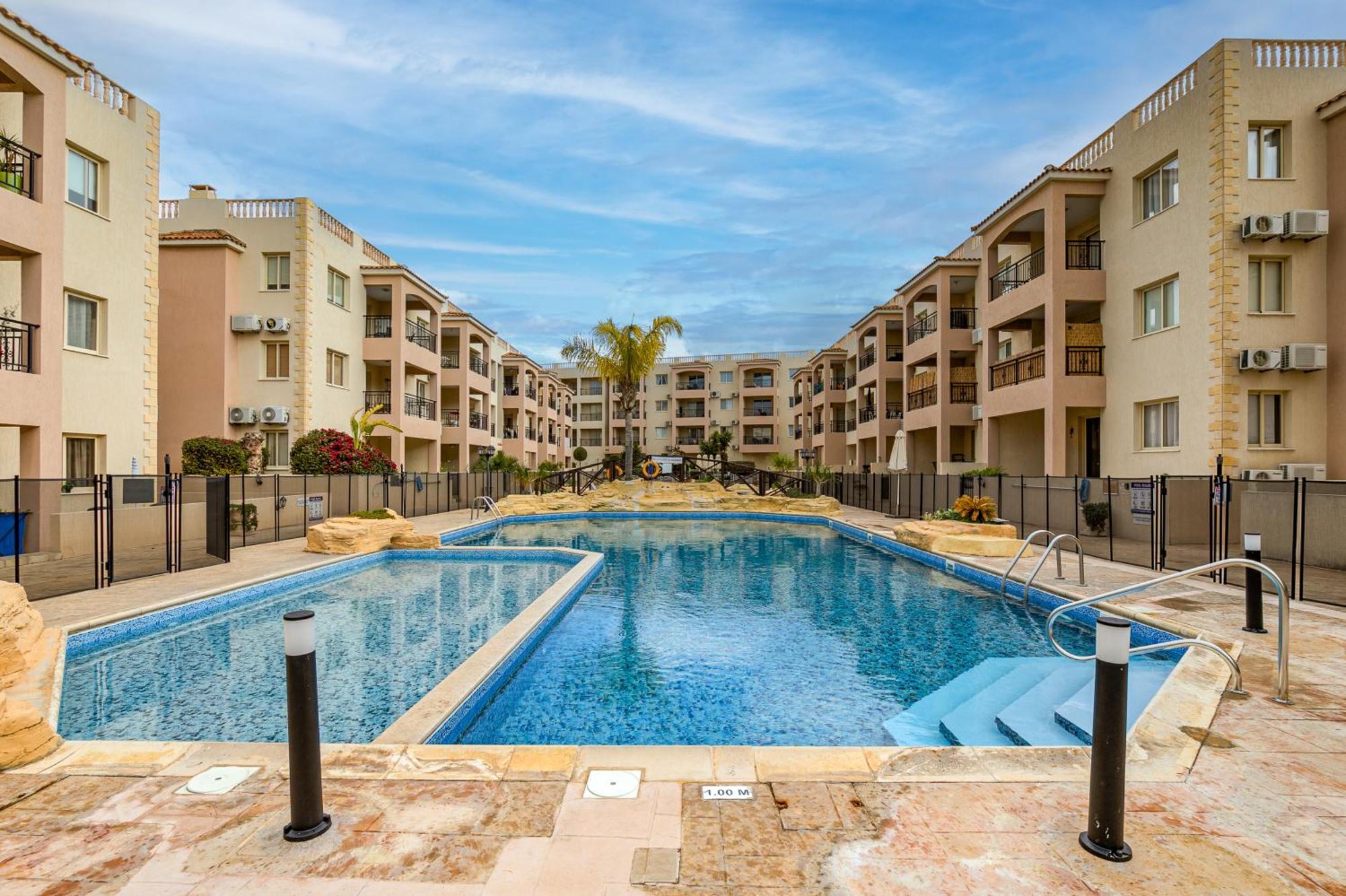 Sunny View - A Stunning Apartment With Private Rooftop Paphos Bagian luar foto