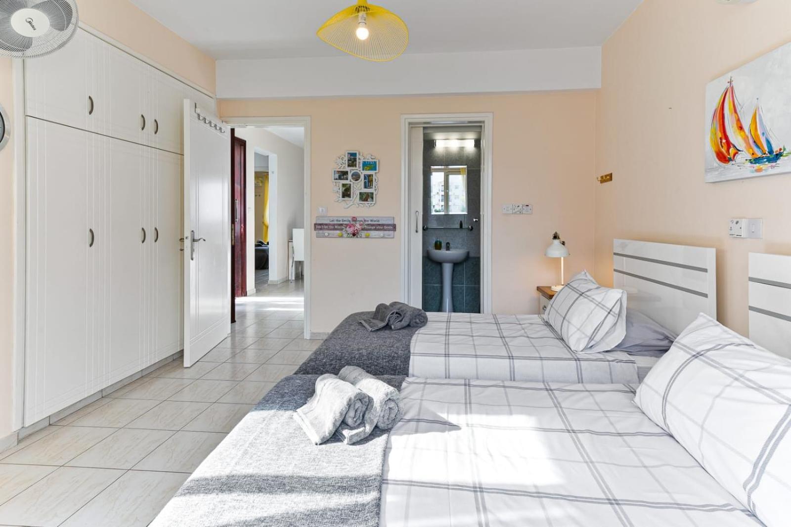 Sunny View - A Stunning Apartment With Private Rooftop Paphos Bagian luar foto